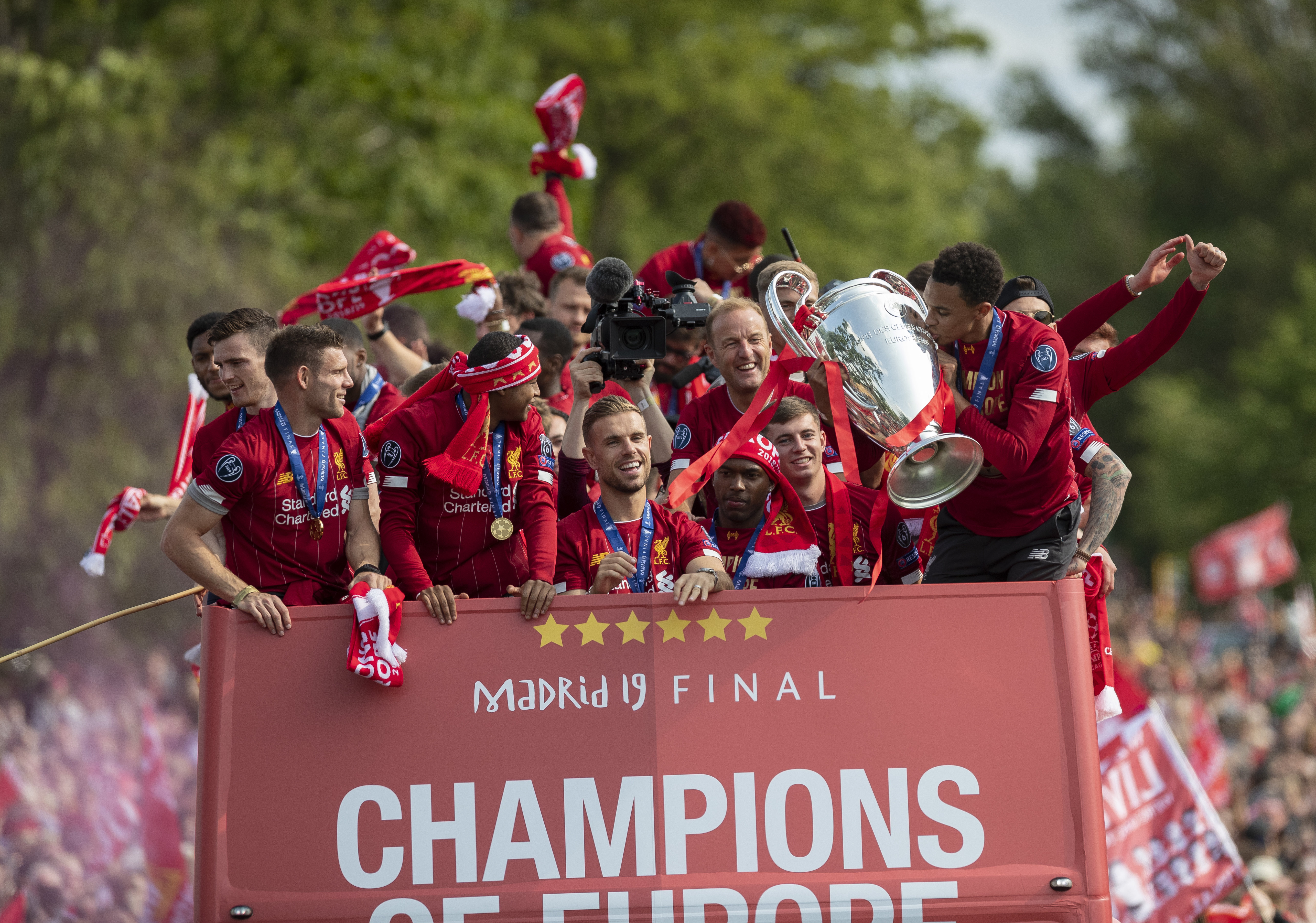 西超杯-拉菲尼亚双响 巴萨3-2皇马新年首冠